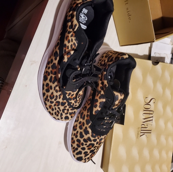 Women's Softwalk shoes by Trotters - Picture 2 of 4